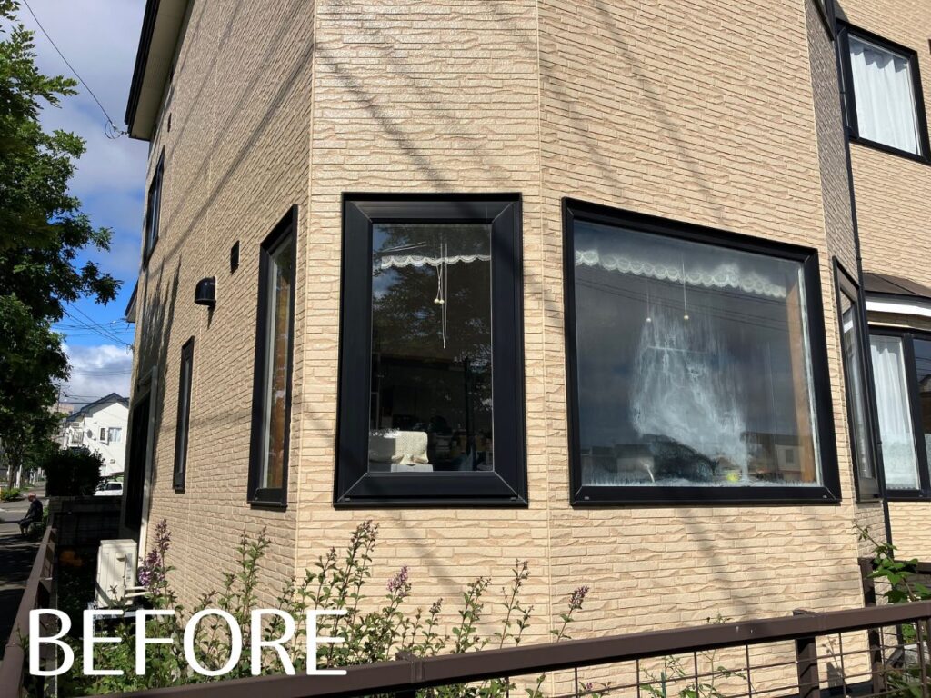内部結露で白く曇った複層ガラスの窓|函館市