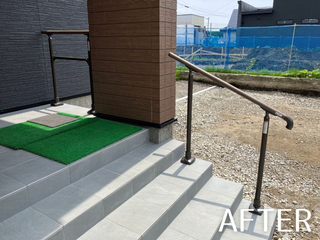 階段と玄関ポーチに設置したLIXILグリップラインの手すり｜函館市