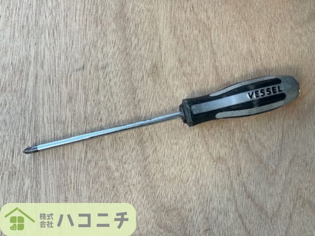 窓の戸車の調整に使うプラスドライバー