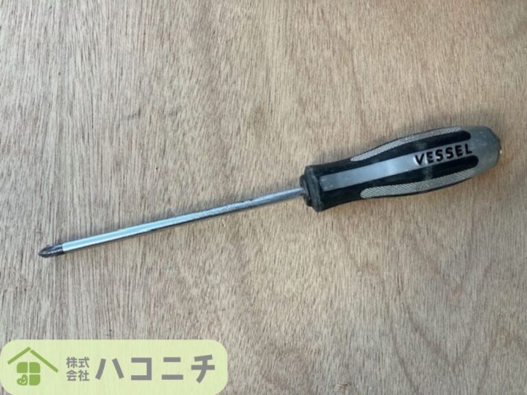 窓の戸車の調整に使うプラスドライバー