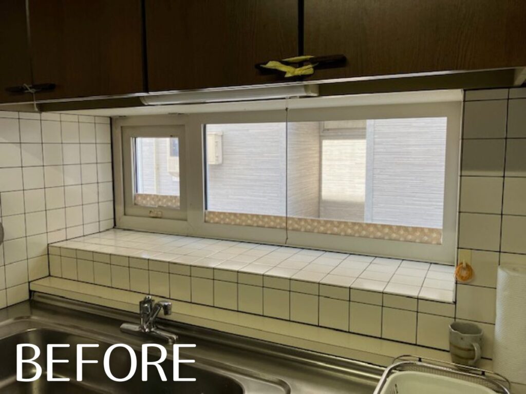 内窓を付ける前のキッチンの窓｜函館市